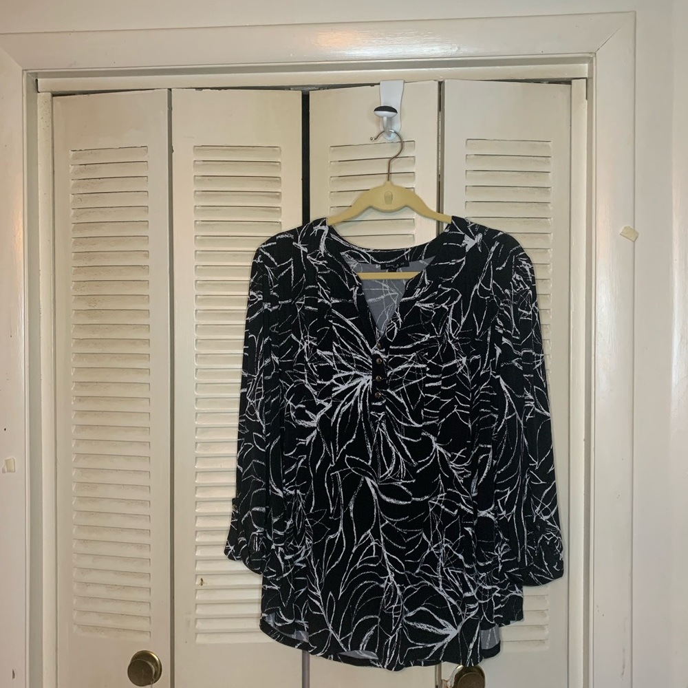 Sami & Jo Black and White Leaf Pattern Blouse